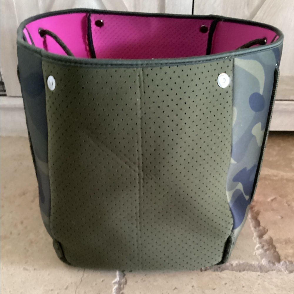 Social trends Tote Purse Camo / Pink Stripes Neoprene Bag - Picture 2 of 4